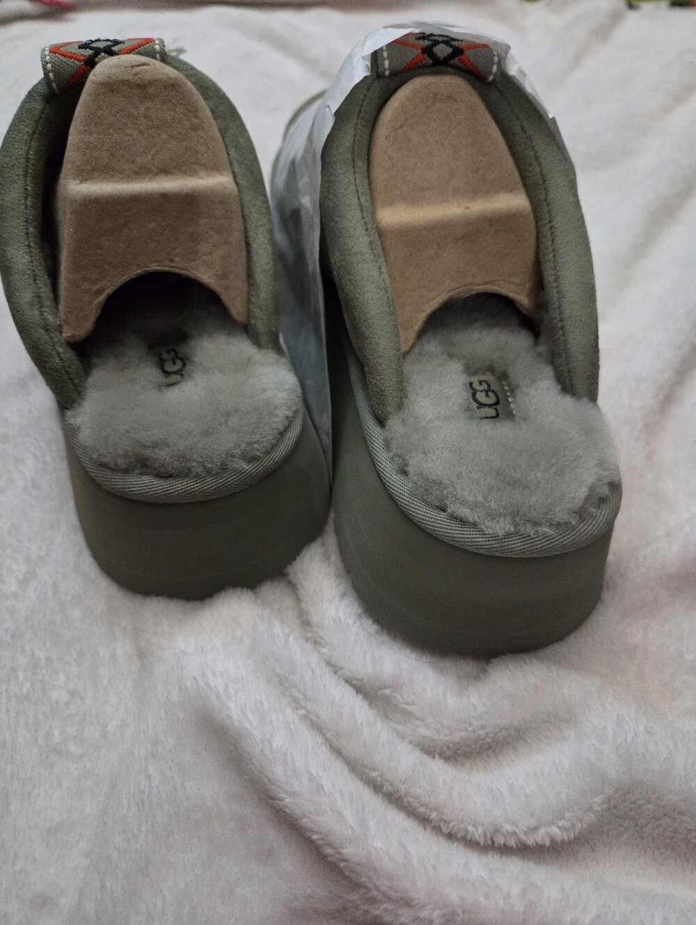 UGG Women's Sage Green Suede Platform Slippers Size 7 - Picture 11 of 11